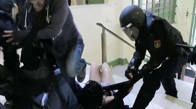 Μαρτυρία θύματος αστυνομικής βίας στην Καταλονία: Έσπασαν τα δάκτυλά μου ένα, ένα (βίντεο)